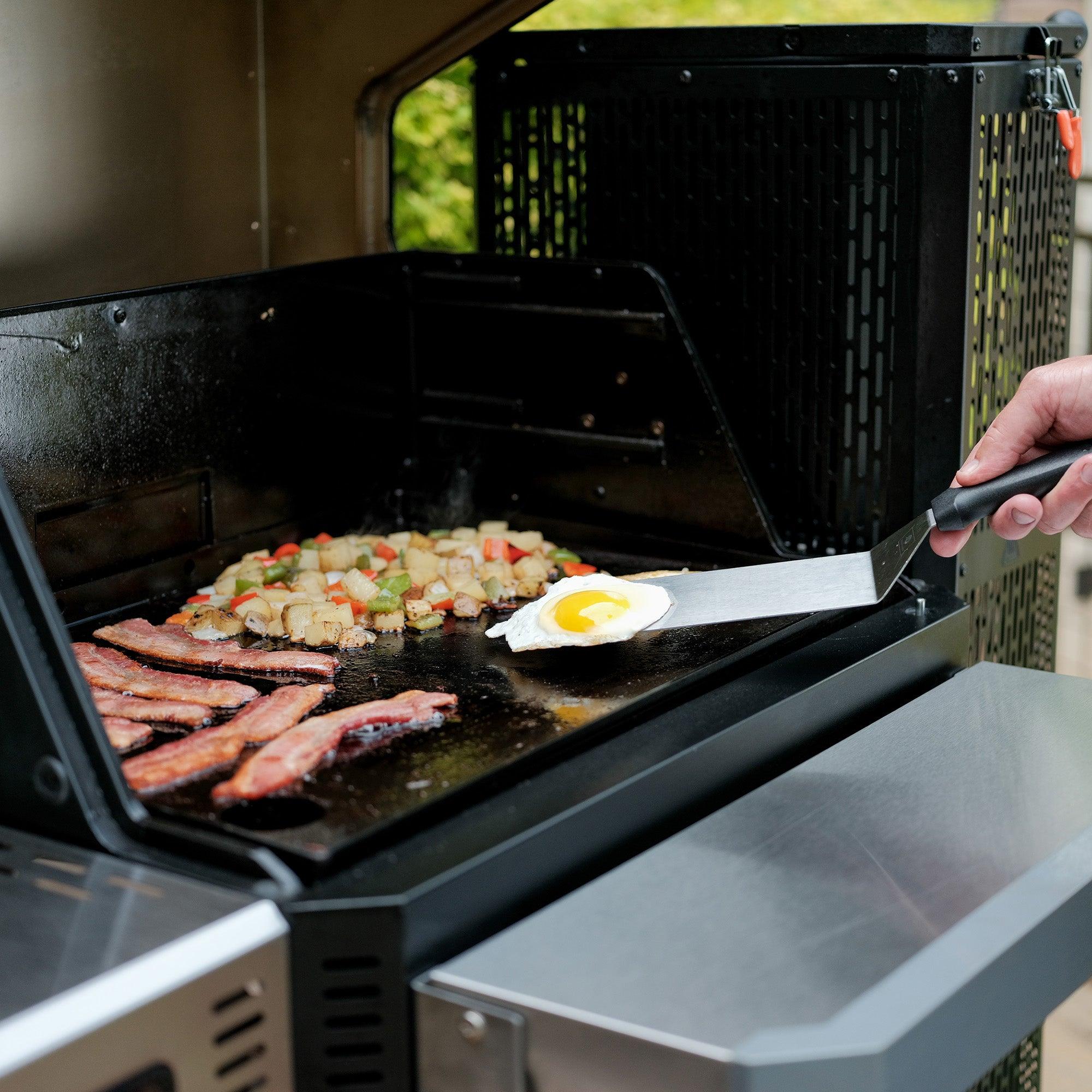 Masterbuilt 800 GravityFed BBQ with Pitmaster Pack